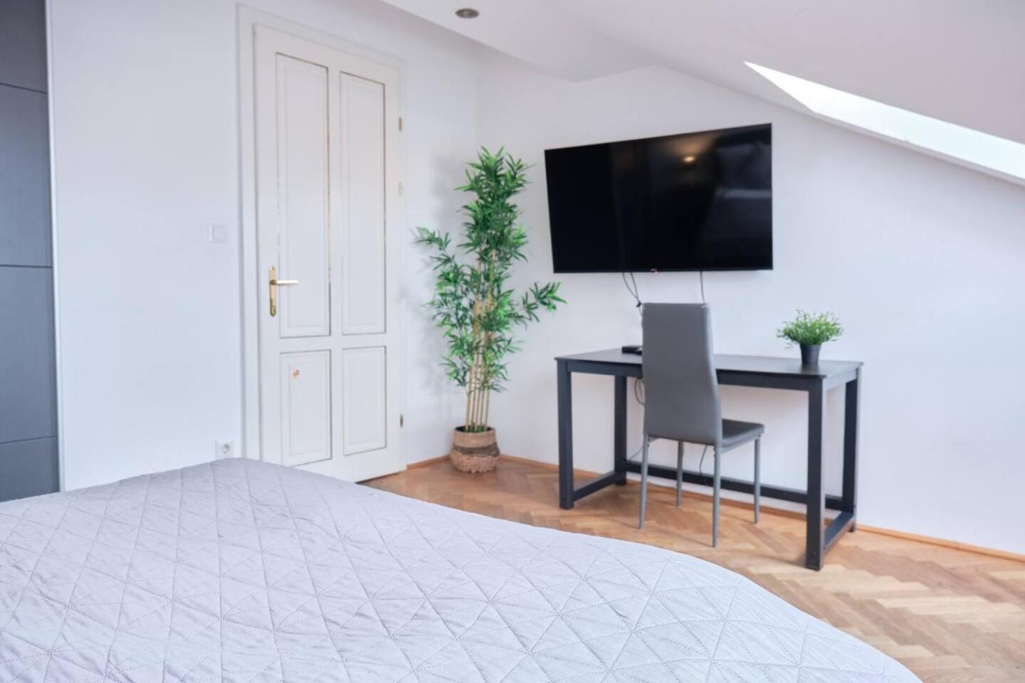 Apartments I 5 Minutes To Metro Wina Bagian luar foto